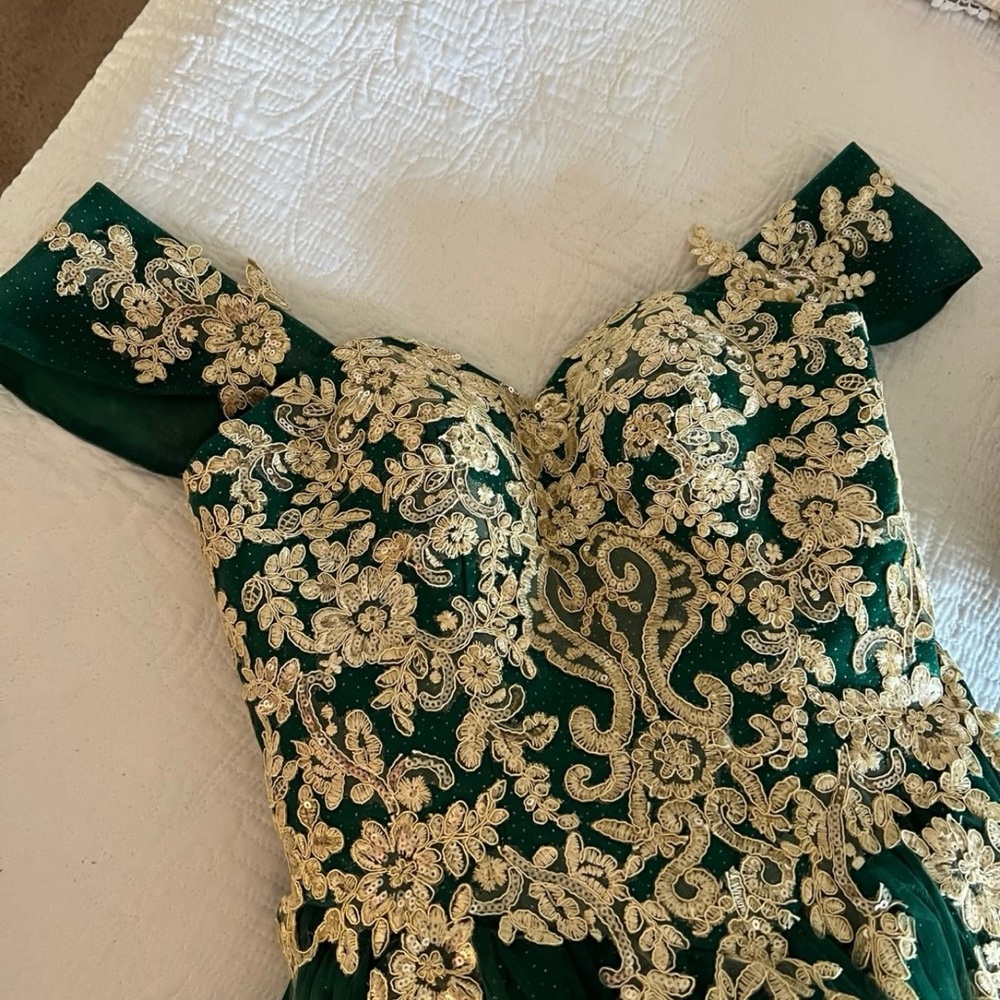 Elegant Green and Gold Women's Dress - Picture 6 of 6